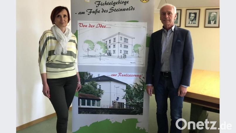 Im Neusorger Rathaus trafen sich „Hausherr“ Bürgermeister Peter König (rechts) und seine Amtskollegin Rita Skalova der tschechischen Partnerstadt Skalna zu einem Arbeitsgespräch. Zentrales Thema war die weitere grenzüberschreitende Zusammenarbeit mit Blick auf das 30. Partnerschaftsjubiläum in diesem Jahr. Bild: br