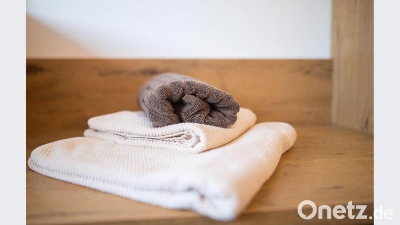 Der Handtuchtag: Zu Ehren des verstorbenen Autors Douglas Adams greifen viele Fans zu dem flauschigen Baumwolltuch, denn schließlich ist es &quot;das so ziemlich Nützlichste&quot;, was man beim Reisen durch die Galaxis dabei haben kann. Symbolbild: Sebastian Gollnow/dpa