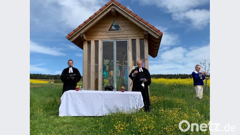 Die beiden Pfarrer Stefan Fischer und Heinrich Arweck feiern vor der Kapelle in Steiningloh mit dem Hirschauer Musikzug einen Pfingstgottesdienst Bild: wku