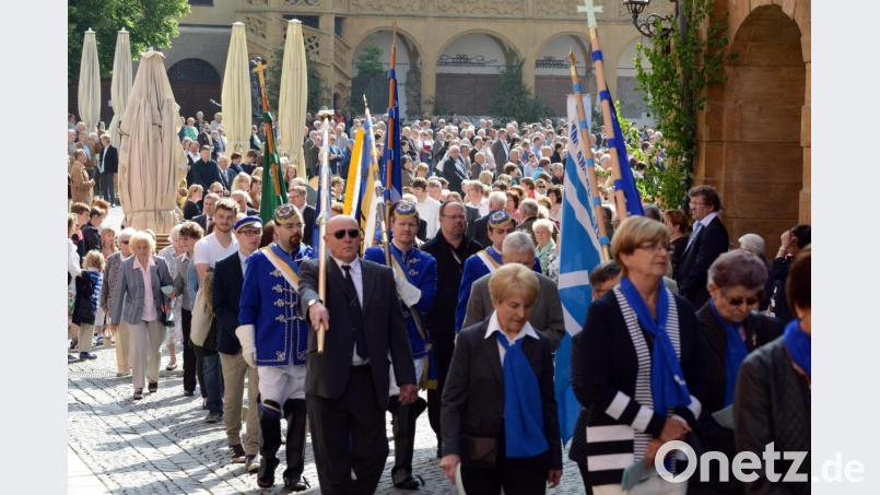 In Amberg ist die Fronleichnamsprozession immer besonders groß und eindrucksvoll, da sich mehrere Pfarreien dafür zusammenschließen. Hier wäre die Grenze zur Großveranstaltung – die liegt bei 200 Personen – schnell überschritten. Archivbild: Petra Hartl