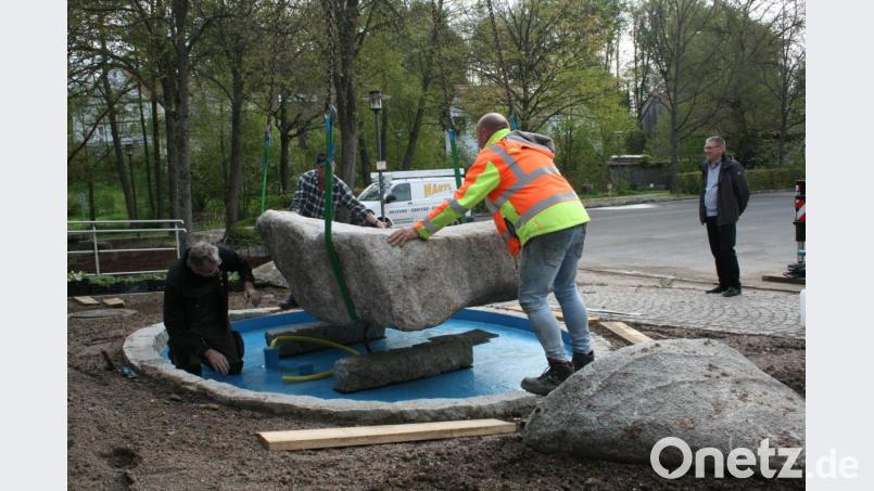 Präzises Arbeiten war beim Einheben des Brunnensteins in das vorgefertigte Wasserauffangbecken nötig. Bild: roh