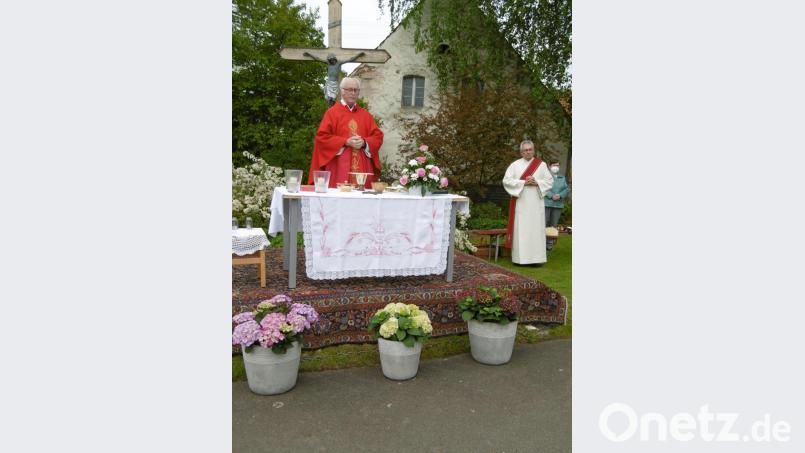 Ruhestandspfarrer Hans Peter Heindl feiert mit Diakon Dieter Gerstacker und unterstützt von Mesnerin Rosmarie Rauch das Schaueramt. Bild: mma