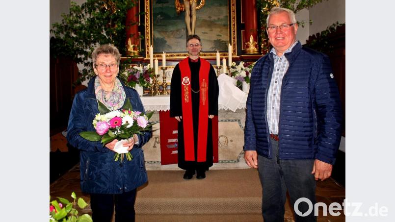 Inge und Willi Klier versehen seit 40 Jahren Dienst in der evangelischen Kirche. Pfarrer Andreas Ruhs dankte für ihre Treue. Bild: R. Kreuzer