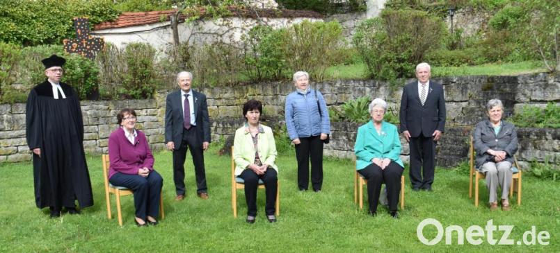 Fünf Damen und zwei Herren schauten auf ihre Konfirmation vor 60 Jahren zurück. Bild: no