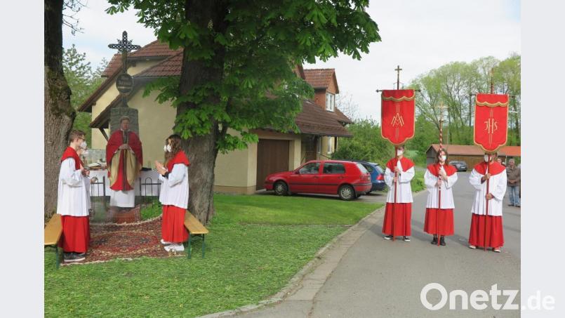 Statt einer Flurprozession fand heuer ersatzweise ein Feldgottesdienst in Eisersdorf statt, den Stadtpfarrer Thomas Kraus (vor dem Marterl) zelebrierte. Bild: jzk