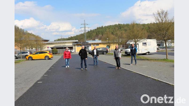 Photovoltaik auf dem Parkplatz des Freizeitparks Monte Kaolino als Teil eines Modellprojekts für nachhaltigen und klimafreundlichen Tourismus – damit befasst sich die Hirschauer SPD-Stadtratsfraktion (von links): Claudia Stein, Günther Amann, Rudolf Wild, Josef Birner und Wolfgang Bosser. Bild: Günther Amann