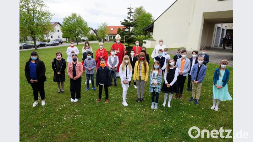 Die Firmlinge der 5. Klasse aus der Pfarreiengemeinschaft Theuern-Ebermannsdorf-Pittersberg mit ihrem Firmspender, dem Weihbischof Josef Graf (hinten, Zweiter von links) und den Konzelebranten (von links) Josef Beer und Josef Dotzler sowie der Gemeindereferentin Kathrin Blödt (rechts). Bild: wec