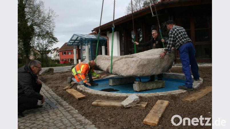 Präzises Arbeiten war beim Einheben des Brunnensteins in das vorgefertigte Wasserauffangbecken nötig. Bild: roh