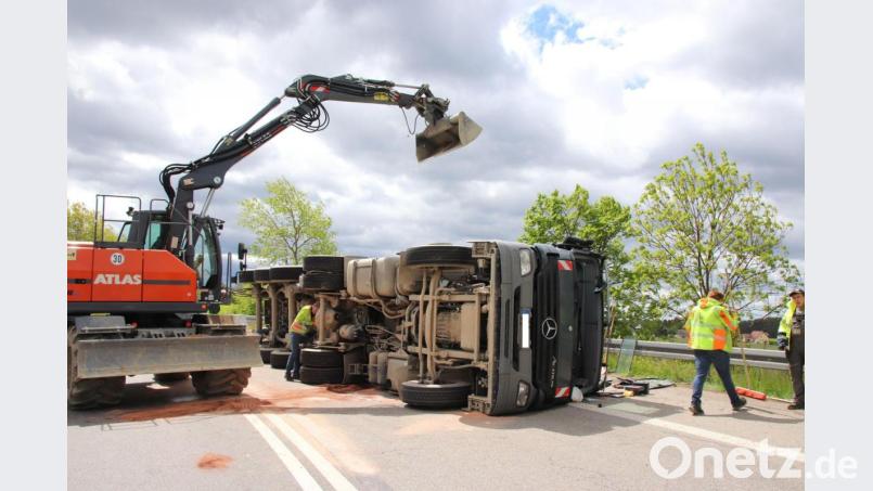 Ein 27-jähriger Lkw-Fahrer kippte mit seinem Fahrzeug bei der Autobahnabfahrt Schwandorf-Mitte auf der A93 um, der Sand seiner Ladung verteilte sich auf der Fahrbahn. Bild: Thomas Dobler