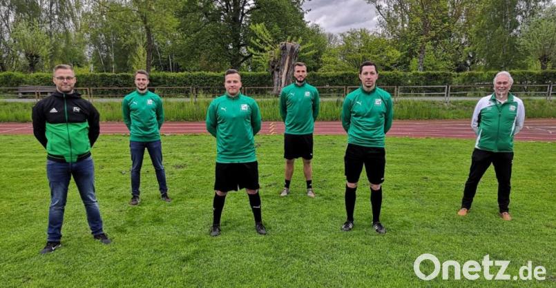 Der FC Weiden-Ost stellt sich sportlich neu auf: (von links) Sportlicher Leiter Martin Oppitz, Maximilian Vollath, Marco Nimmerjahn, Dominik Forster, Florian Schrepel und erster Vorsitzender Franz Bäumler. Bild: gil