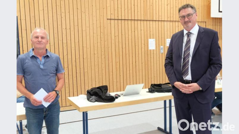 25 Jahre ist Josef Nachtmann im Gemeinderat. Bürgermeister Hans Prechtl überreichte als kleine Dankesgeste einen Gutschein. Bild: ohr