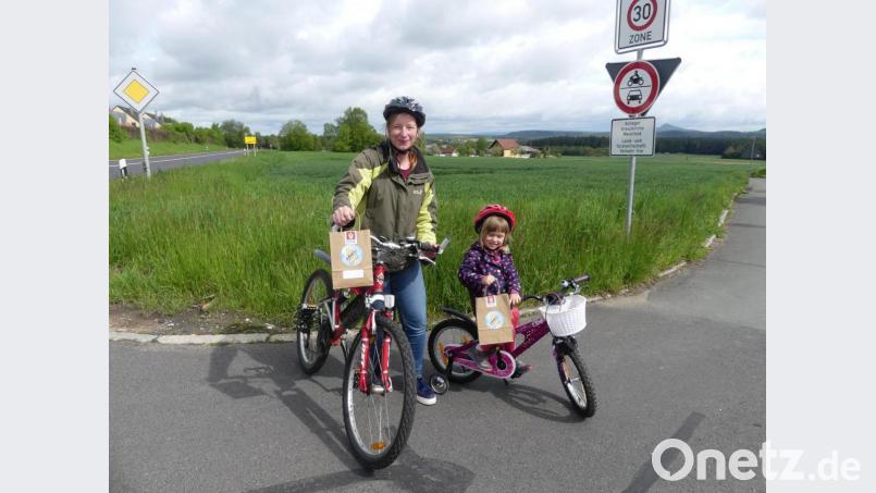 Viele Pfingsttüten haben Kathleen und Finja Walberer an die Familien der evangelischen Kirchengemeinde zuzustellen. Bild: rn