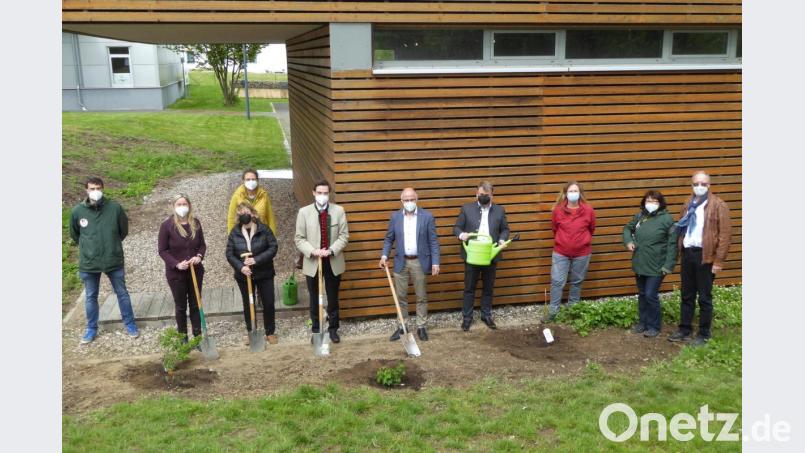 Die Pflanzaktion der geladenen Gäste ist erfolgreich beendet. Bild: fsb