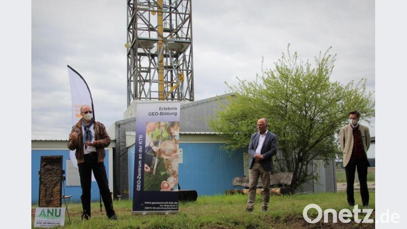 Dr. Frank Holzförster (links), Leiter des GEO-Zentrums an der KTB, begrüßt MdL Dr. Stephan Oetzinger (rechts) und stellvertretenden Landrat Albert Nickl zur Aktion "Umweltbildung trägt Früchte" Bild: fsb