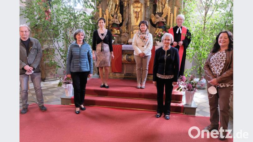 Sechs goldene Konfirmanden feierten am Pfingstmontag in ihrer Heimatkirche. Stehend, von links: Elmar Kreuzer, Sieglinde Kastl, Inge Lang, Sonja Stetter, Silvia Schneck, Pfarrer Wilfried Römischer und Ilse Grundler. Bild: le