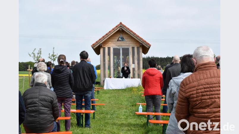 Pfarrer Stefan Fischer zelebriert vor der Kapelle in Steiningloh einen Pfingstgottesdienst. Bild: wku
