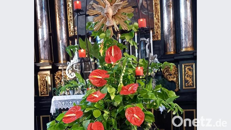 Rot ist die liturgische Farbe des Blutes und Feuers sowie Sinnbild für den Heiligen Geist. Das spiegelt sich auch in der Pfingstdekoration in der Stadtpfarrkirche wieder. Bild: mng
