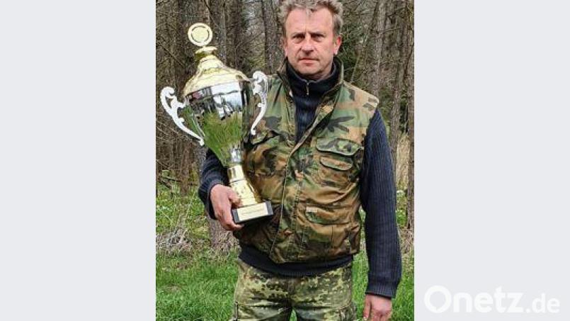 Markus Riedl gewann den Bärenpokal. Der Pokal erinnert an den verstorbenen ehemaligen Vorsitzenden Jürgen Hofmann. Bild: soj