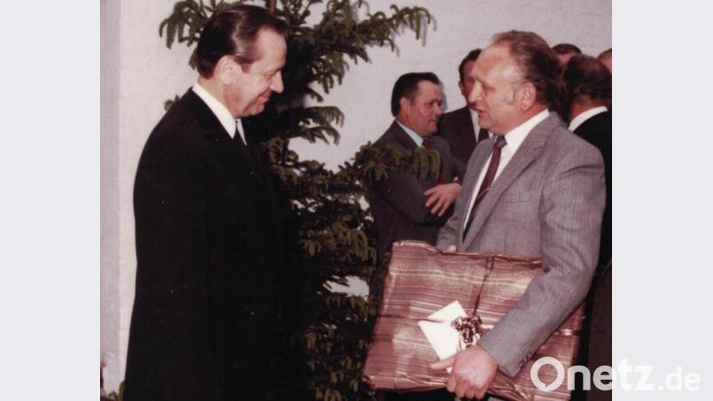 Anlässlich der Einweihung des Vogelparks 1985 überreichte der damalige Vorsitzende Josef Karl (rechts) an den damaligen Pfarrer Hugo Wagner ein Geschenk. Archivbild: gz