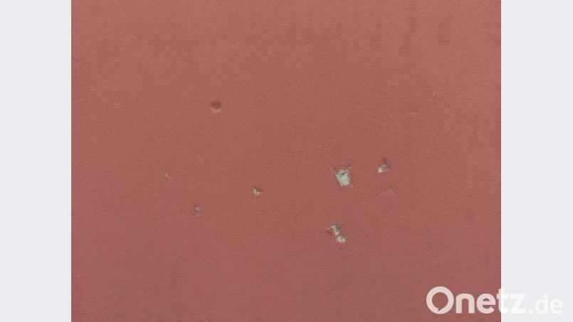 An der Ostseite des Vereinszentrums ist die Wand beschädigt. Die empfindliche Außenisolierung des Gebäudes weist tiefe Dellen auf. Bild: hme