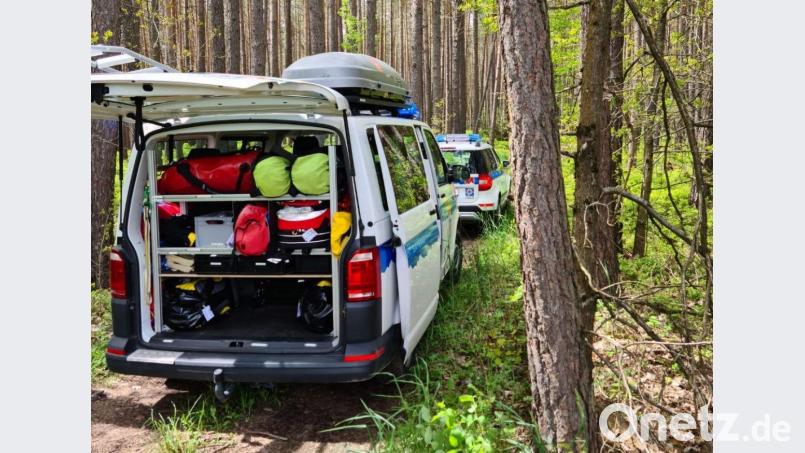 Die Bergwacht Amberg rückte am Pfingstmontag in ein Waldstück nahe Schnaittenbach aus, um eine gestürzte Wanderin aus unwegsamem Gelände zu retten. Bild: Bergwacht Amberg/exb