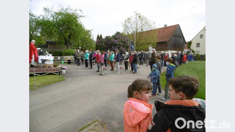 Eine große Anzahl von Gläubigen ist nach Kümmersbuch zum Bittamt am Pfingstmontag gekommen. Bild: mma