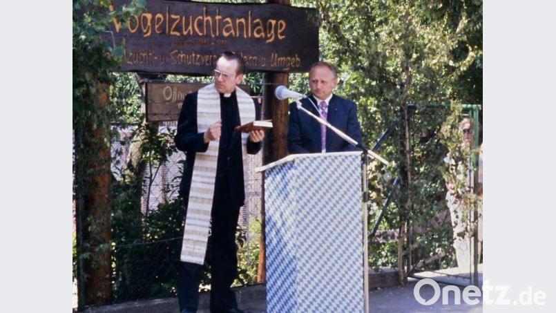 Die Einweihung der Vogelzuchtanlage nahm 1985 Pfarrer Hugo Wagner im Beisein von Vorsitzenden Josef Karl und zahlreicher Gäste vor. Archivbild: gz