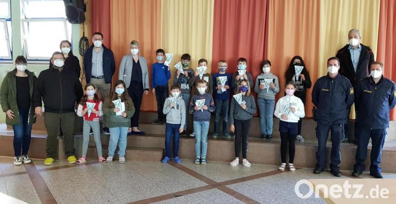 Kinder mit Ehrenwimpel am ersten Tag der Verleihung. Bild: jma