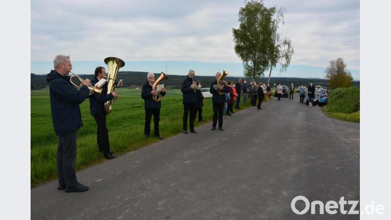 Fünf Mitglieder der Konnersreuther Blaskapelle sorgten für einen festlichen Rahmen. Bild: jr