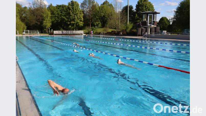 Im Schwandorfer Erlebnisbad können die Schwimmer seit Freitag wieder ihre Bahnen ziehen. Bild: Götz