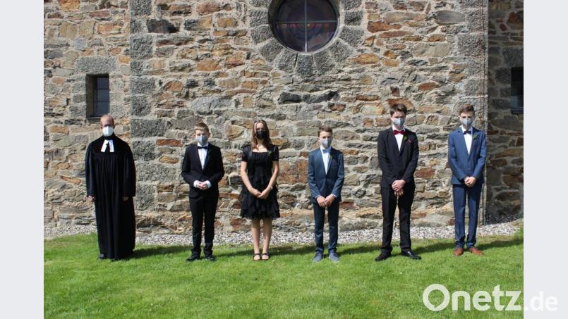 Lukas Fischer, Luna Conrad, Jonathan Imhof, Timo Schieder und Gabriel Hösl (von links) feierten in Kirchendemenreuth Komfirmation. Bild: ils