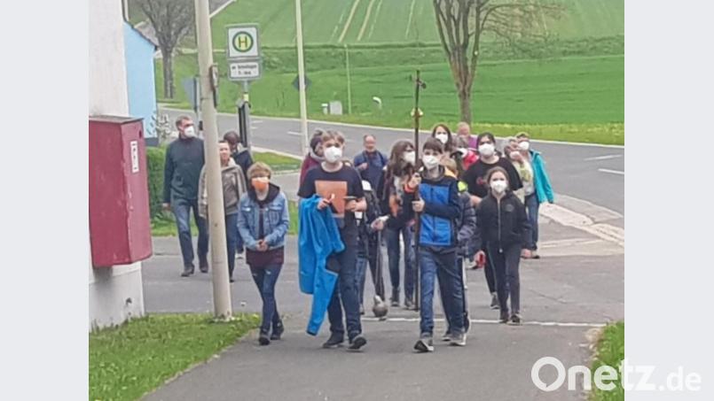 Die Gläubigen auf dem Bittgang von Neukirchen nach Ermhof. Bild: Kath. Pfarramt St. Bonifatius Pommelsbrunn/exb