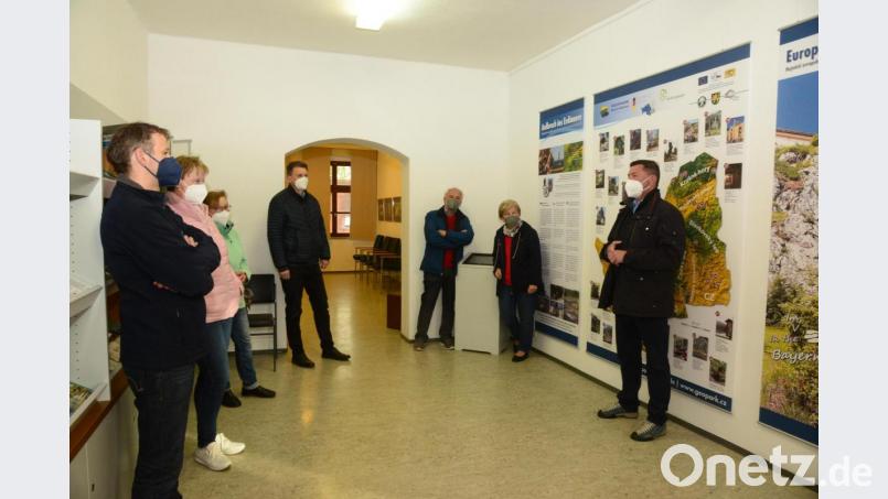Stadtheimatpfleger Bernd Piehler (4. von links) freut sich, dass das Stadtmuseum Pleystein einen Bundeszuschuss von 23.500 Euro zur Durchführung von Umbaumaßnahmen einschließlich der Verbesserung der Elektrotechnik und Internetausstattung erhalten hat. Bürgermeister Rainer Rewitzer (rechts) versichert dem Museumsarbeitskreis die Unterstützung des Stadtrates bei Initiativen zur Belebung des Museums. Bild: bey