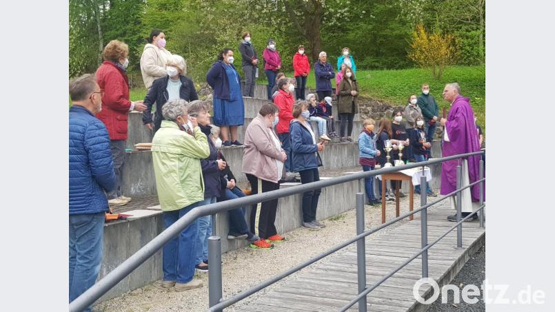 Pfarrer Roland Klein feiert die Bittmesse an der Ausgrabungsstätte St. Martin in Ermhof. Unter den Teilnehmern sind auch einige Jugendliche, die ein paar Tage zuvor ihre Firmung gefeiert haben. Bild: Kath. Pfarramt St. Bonifatius Pommelsbrunn/exb