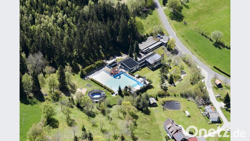 Bei der Öffnung des Freibads Altglashütte kann der Förderkreis noch keinen konkreten Termin nennen. Angepeilt wird Mitte bis Ende Juni. Luftbild: mür
