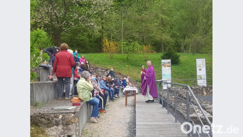 Pfarrer Roland Klein feiert die Bittmesse an der Ausgrabungsstätte St. Martin in Ermhof. Unter den Teilnehmern sind auch einige Jugendliche, die ein paar Tage zuvor ihre Firmung gefeiert haben. Bild: Kath. Pfarramt St. Bonifatius Pommelsbrunn/exb