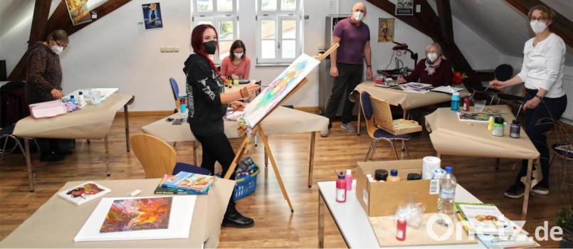 Gut drei Stunden waren die Teilnehmer künstlerisch tätig und experimentierten mit den unterschiedlichsten Materialien und Farben. Mit auf dem Bild &quot;KuKuvE&quot;-Vorsitzender Jürgen Frischholz (hinten stehend, rechts), der auch den Kurs leitete. Bild: njn