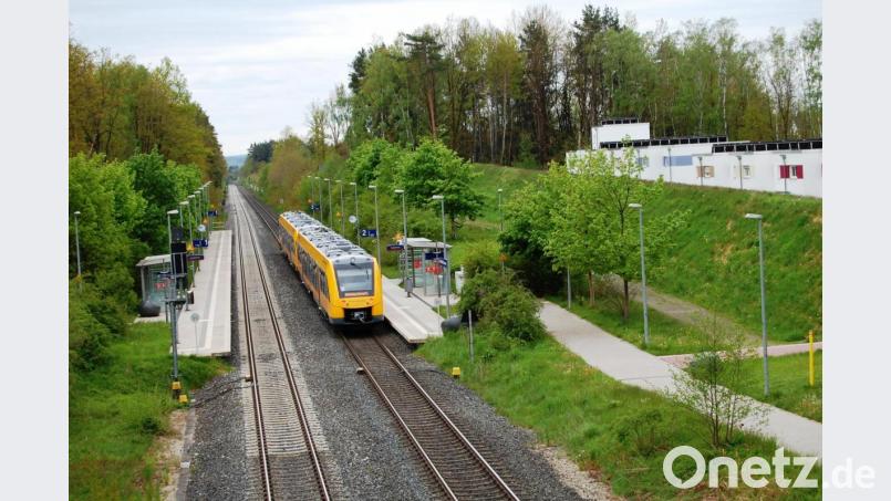 Die Kommune drängt auf maximalen Lärmschutz beim geplanten Ausbau der Bahnstrecke von Regensburg nach Hof. Zudem will sie bei der Gestaltung einer Lärmschutzwand mitreden. Bild: sm