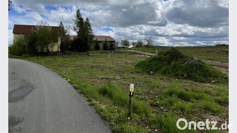 Auf der geplanten Anlage für Golffreunde entstand 1996 in Pruppach lediglich ein Musterhaus (links). Im Hintergrund befindet sich eine Reithalle. Bild: lei