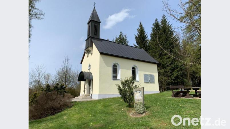 Am Fuße der Kalvarienbergkapelle bei der Mariengrotte wurde die Maiandacht gefeiert Bild: soj