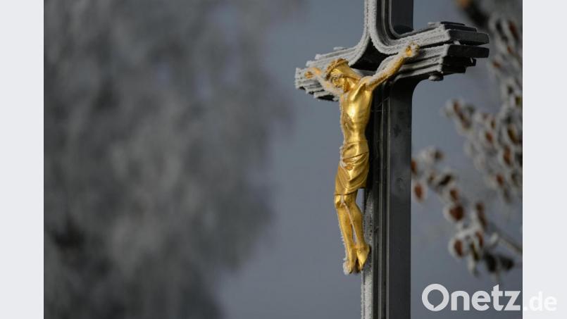 Ein evangelischer Pfarrer aus dem Dekanat Weiden des Missbrauchs an einer jungen Frau schuldig gemacht haben. Nun soll er einen Strafbefehl erhalten. Symbolbild:  Felix Kästle/dpa