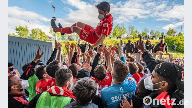 Oliver Hein (in der Luft) war der gefeierte Held nach dem direkten Klassenerhalt des SSV Jahn Regensburg in der 2. Bundesliga. Zum Abschied nach 14 Jahren im Jahn-Trikot ließen ihn seine Teamkollegen vor Hunderten von Fans im Rücken des Jahnstadions Regensburg hochleben. Bild: Armin Weigel/dpa