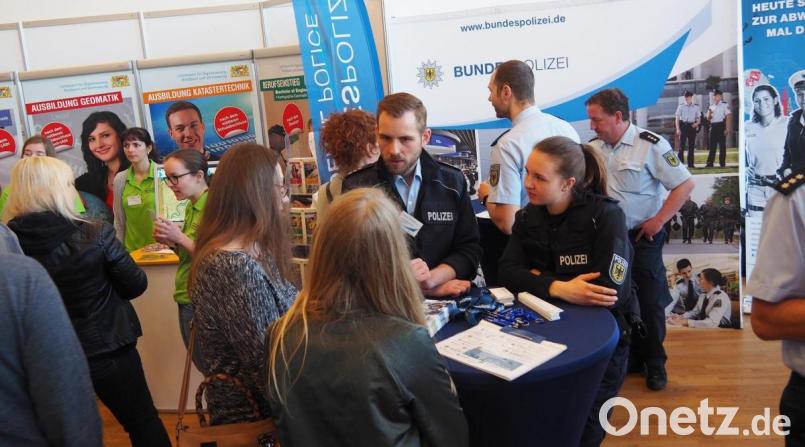 Persönliche Gespräche wie hier auf der Ausbildungsmesse 2019 sind online kaum zu ersetzen. Deshalb wünscht die Arbeitsagentur Weiden auch bald wieder eine Präsenzmesse. Archivbild: Bühner