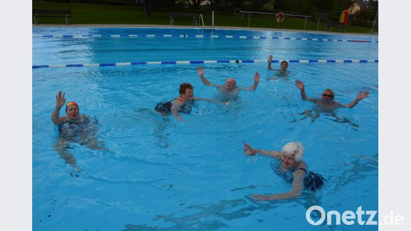 Bestens gelaunt präsentierten sich trotz des schlechten Wetters am Dienstagvormittag diese Frühschwimmer. Bild: jr