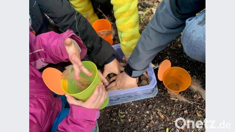 Mitnehmen war ausdrücklich erwünscht und kleine Kinderhände griffen bei dem, was die Kindertagesstätte Guter Hirte in Rosenberg für sie bereitgestellt hatte, gerne zu. Bild: Michaela Kolb/exb
