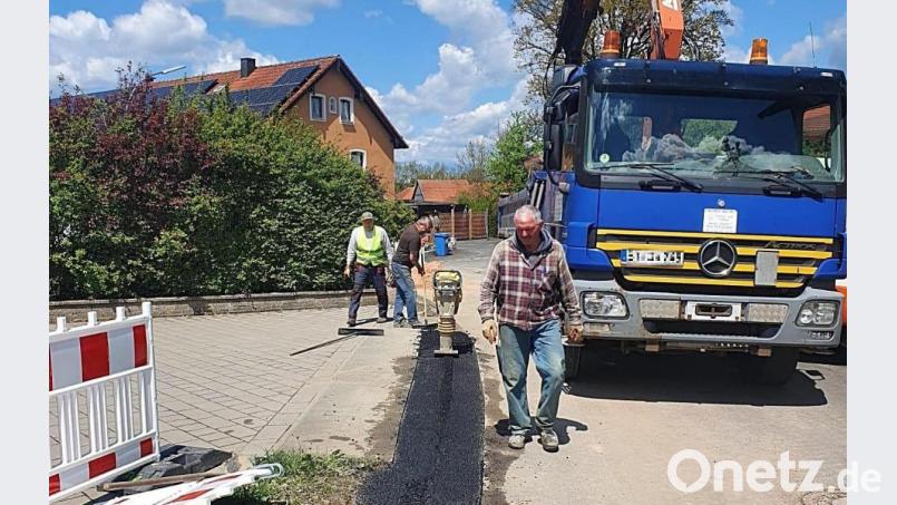 Schon ein gutes Stück vorangekommen sind die Bauarbeiten für die Breitbandversorgung der Baugebiete Schlammersdorf I und IV. Insbesondere in der Schulstraße ist jedoch noch mit Verkehrsbehinderungen zu rechnen. Bild: lgc