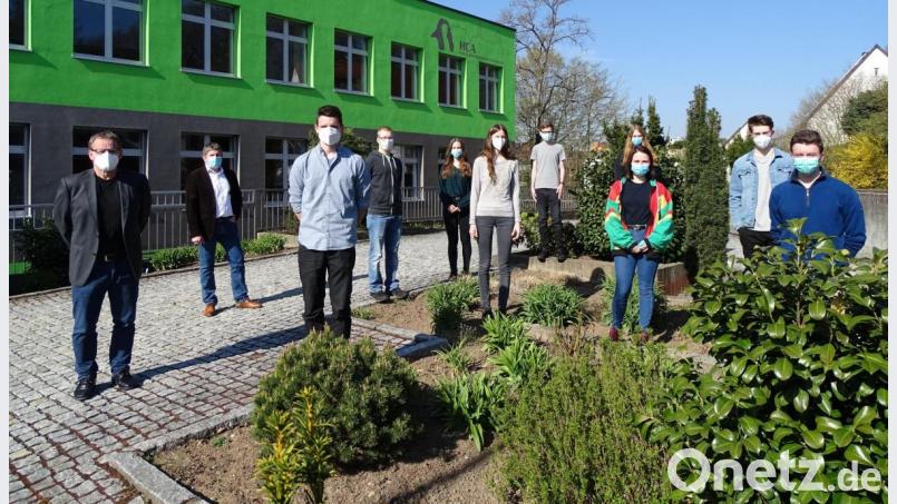 Zufriedene Gesichter vor dem HCA-Gymnasium (von links): Studiendirektor Klaus Meidenbauer, Oberstudiendirektor Dieter Meyer, Alexander Renner, Sebastian Breunig, Lilith Rahm, Nina Schulze, Fabian Kredler, Angelika Miller (hinten), Ronja Berberich, Sven Thümmler und Philipp Erhardt. Bild: exb