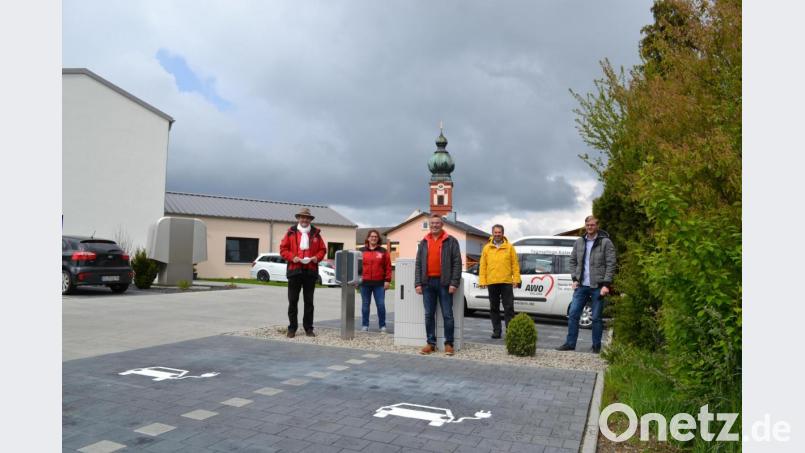 AWO Vorsitzender Fritz Möstl (von links), Pflegedienstleiterin Gerlinde Simon , Bürgermeister Reiner Gäbl, Kämmerer Roland Helm und Daniel Biermeier vom Bauamt freuen sich über die neue Ladestation. Bild: Markt Eslarn/exb