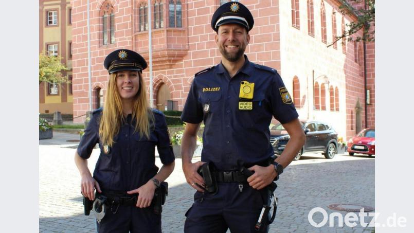 Auch Sulzbach-Rosenberger Polizisten - hier vor dem Rathaus - haben schon Erfahrung mit der Body-Cams an der Uniform. Die gut sichtbare Kamera soll möglichen Angriffen gegen die Beamten vorbeugen. Archivbild: Polizei Sulzbach-Rosenberg/exb