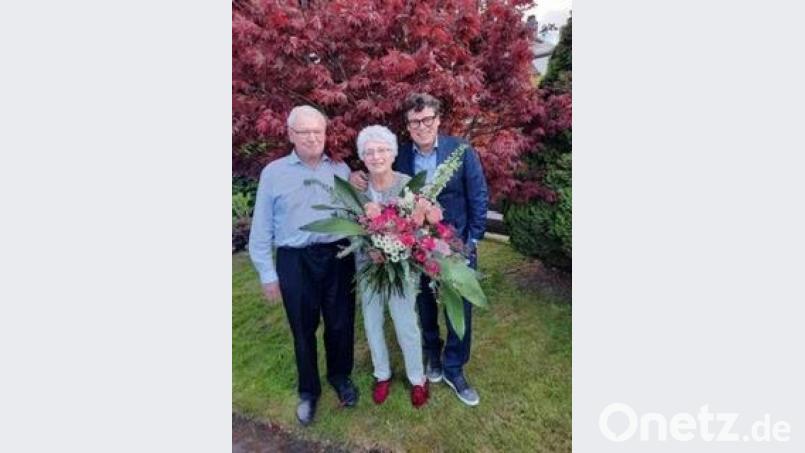Rosemarie Selch zusammen mit ihrem Sohn Gerald (rechts) und ihrem Lebensgefährten Fridolin Gans. Bild: Fridolin Gans/exb